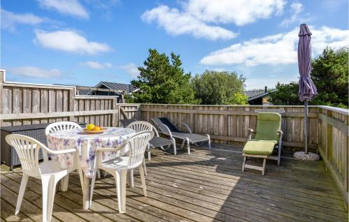 Balkón nebo terasa v ubytování Three-Bedroom Holiday Home With A Fireplace In Rømø