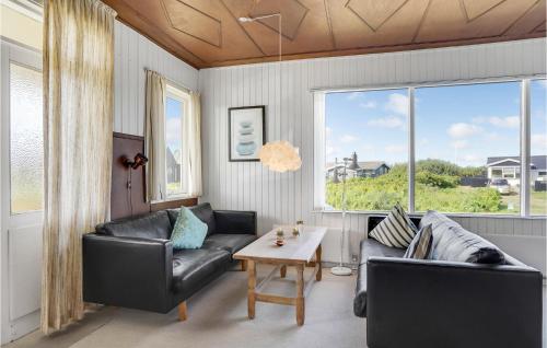 Posezení v ubytování Three-Bedroom Holiday Home With A Fireplace In Rømø