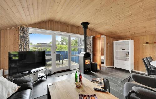 Μια τηλεόραση ή/και κέντρο ψυχαγωγίας στο 3 Bedroom Amazing Home In Tarm