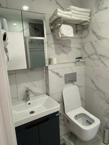 un bagno bianco con lavandino e WC di Royal Homes 704 a Antalya (Adalia)