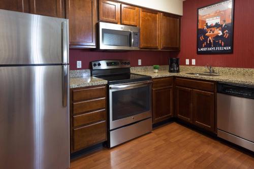 Η κουζίνα ή μικρή κουζίνα στο Residence Inn by Marriott Fort Collins