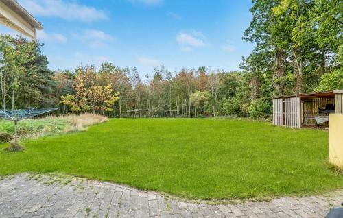 Κήπος έξω από το 3 Bedroom Nice Home In Læsø