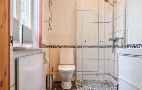 a bathroom with a toilet and a shower at Cozy Home In Asarum With Wifi in Asarum