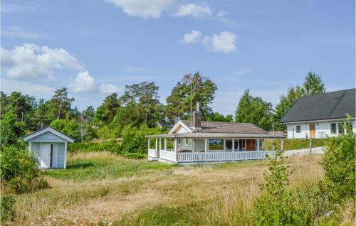 a house in the middle of a field at 3 Bedroom Awesome Home In Mariefred in Mariefred