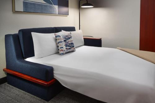 Ένα ή περισσότερα κρεβάτια σε δωμάτιο στο Courtyard by Marriott Atlanta Conyers