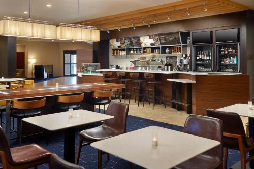 Ο χώρος του lounge ή του μπαρ στο Courtyard by Marriott Atlanta Conyers