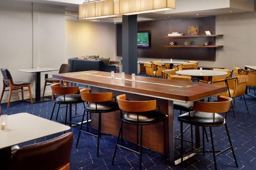 Χώρος καθιστικού στο Courtyard by Marriott Atlanta Conyers