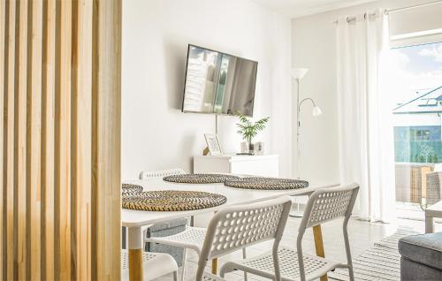 TV a/nebo společenská místnost v ubytování 2 Bedroom Nice Home In Grzybowo