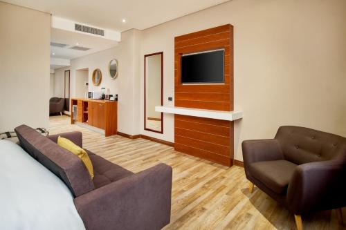 Protea Hotel by Marriott Pretoria Hatfieldにあるテレビまたはエンターテインメントセンター