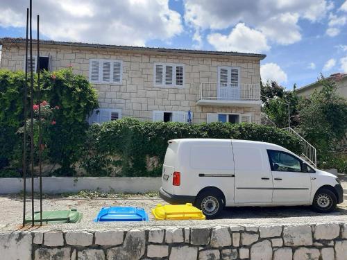 Apartments with parking space Supetar, Brac - 23372
