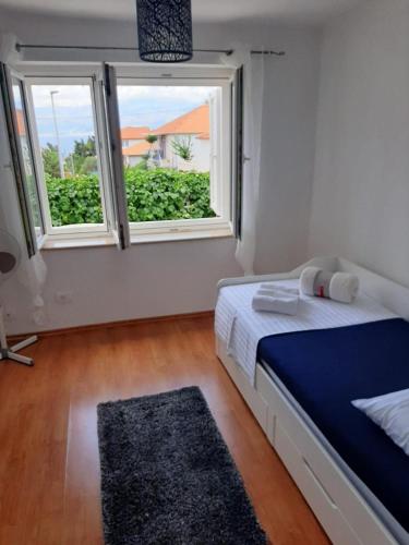 Apartments with parking space Supetar, Brac - 23372