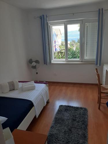 Apartments with parking space Supetar, Brac - 23372