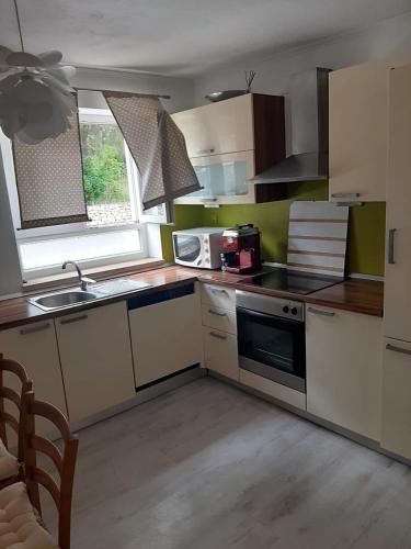 Apartments with parking space Supetar, Brac - 23372