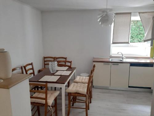 Apartments with parking space Supetar, Brac - 23372