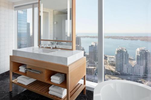 une salle de bain avec un lavabo et une grande fenêtre dans l'établissement Delta Hotels by Marriott Toronto, à Toronto
