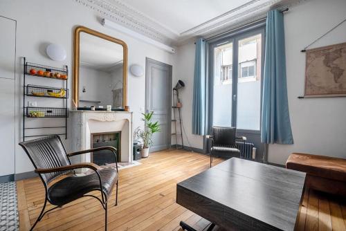 un salon avec une table et une cheminée dans l'établissement Apartment near Eiffel Tower Olympic games tickets, à Paris
