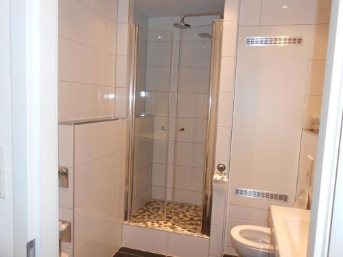 una ducha con puerta de cristal en un baño en Ruhrzimmer, en Gelsenkirchen