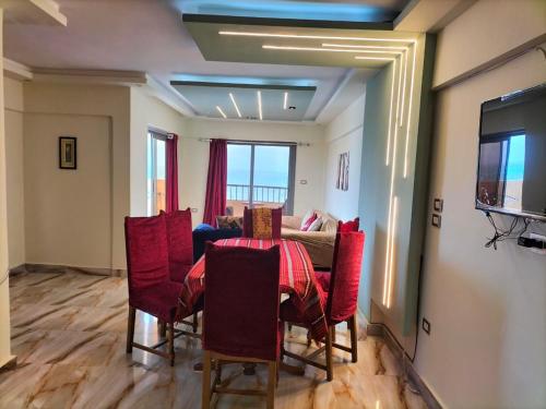 a dining room with a table and chairs and a television at Flores casas de playa in Alexandria