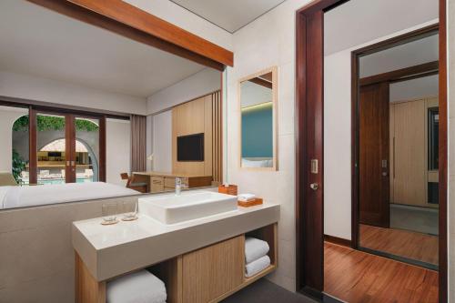 bagno con lavandino e letto di Element Bali Ubud ad Ubud