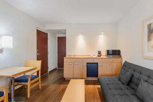 a living room with a couch and a table at City Express by Marriott Tuxtla Gutiérrez in Tuxtla Gutiérrez