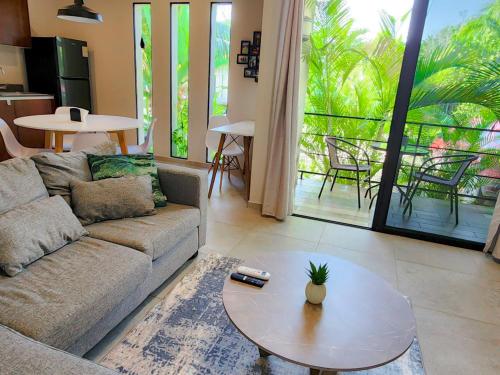 Imagen de la galería de Hobie Suite 1 Bed, Starlink WiFi, Balcony & Pool, en Bacalar