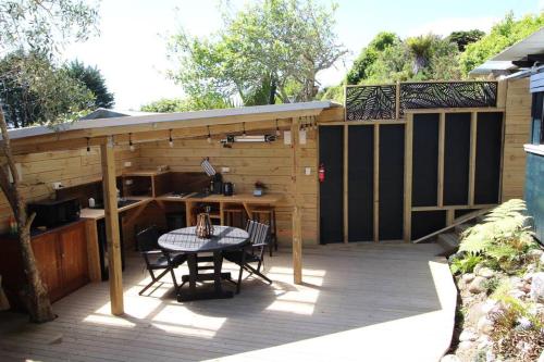 Patio o area all'aperto di Delightful 1 bedroomed tiny house with sauna