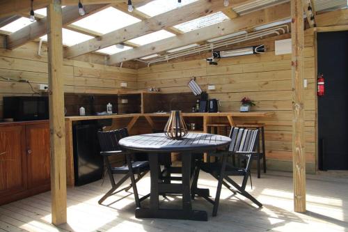 una sala da pranzo con tavolo e sedie in cucina di Delightful 1 bedroomed tiny house with sauna a Punakaiki