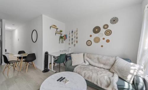 ein Wohnzimmer mit einer Couch und einem Tisch in der Unterkunft Oasis Apartment in the Heart of Union Square Downtown Manhattan in New York