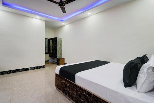 una camera con letto e luce blu di Hotel O Gajraj Banquet Hall Guest House a Gulzārbāgh