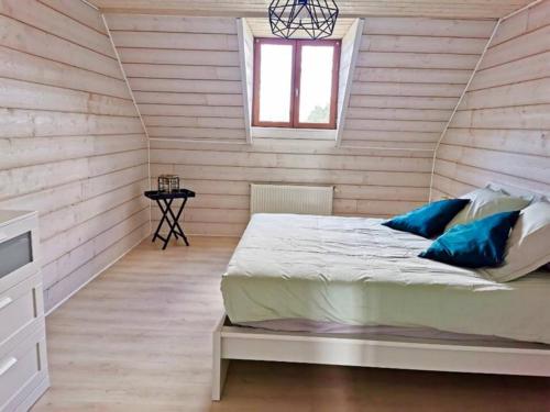 une chambre avec un lit dans une pièce blanche dans l'établissement El Dorado, à Genneville