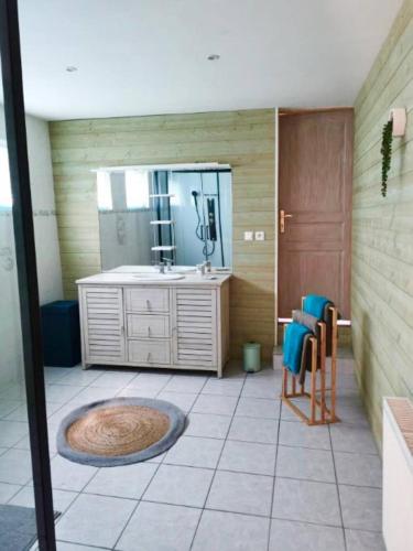 une salle de bain avec un lavabo et un miroir dans l'établissement El Dorado, à Genneville