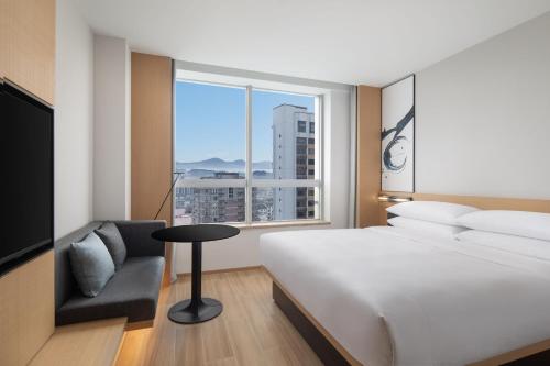 Ένα ή περισσότερα κρεβάτια σε δωμάτιο στο Fairfield by Marriott Hangzhou Wulin Square, China
