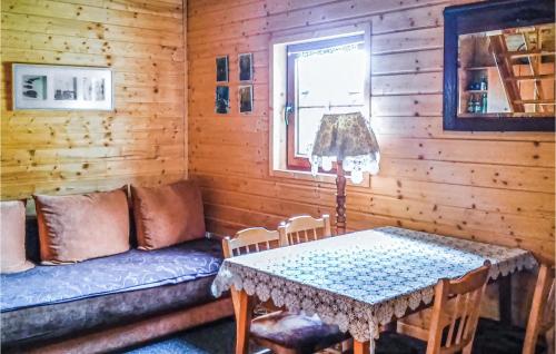 una sala da pranzo con un tavolo e un divano di Gorgeous Home In Zalewo With Lake View a Boreczno