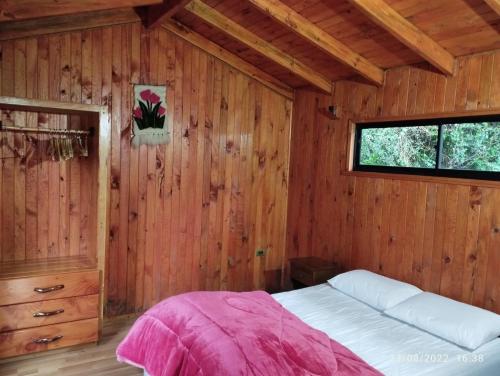 En eller flere senge i et værelse på Cabañas El Diuco en Coñaripe 1