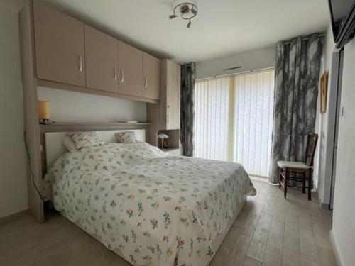 une chambre avec un grand lit et une fenêtre dans l'établissement Appartement Climatisé 2 Étoiles avec Balcon, Proche Plage et Centre - Le Lavandou - FR-1-308-199, au Lavandou