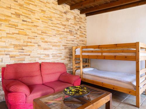 - un salon avec un canapé et des lits superposés dans l'établissement Casa rural con piscina climatizada, barbacoa y Wi-Fi en Icod de los Vinos - ES-279-19, à Icod de los Vinos
