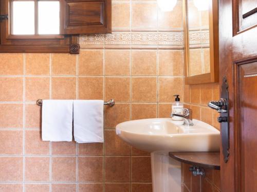 une petite salle de bain avec un lavabo et un miroir dans l'établissement Casa rural con piscina climatizada, barbacoa y Wi-Fi en Icod de los Vinos - ES-279-19, à Icod de los Vinos