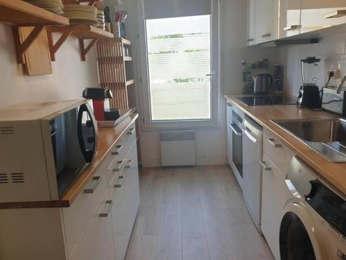 une cuisine avec un évier et un lave-vaisselle dans l'établissement Vallon des auffes - proche mer, à Marseille