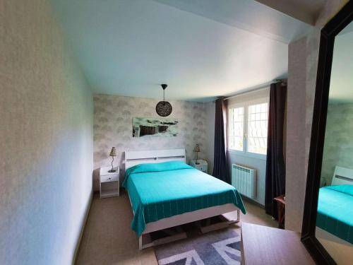 une chambre avec deux lits et une fenêtre dans l'établissement Belle villa climatisée avec piscine et parking au Lavandou - FR-1-308-200, au Lavandou