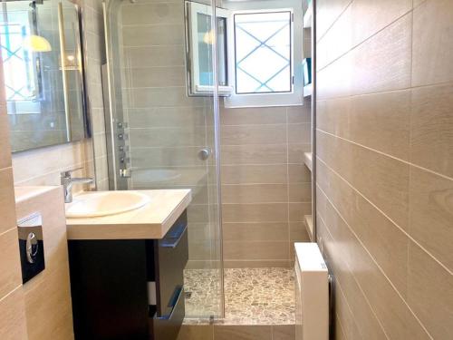 une salle de bain avec un lavabo et une douche en verre dans l'établissement Studio Coquet à Mèze : Climatisé, Près du Parc, Terrasse, Proche Plage et Port - FR-1-604-51, à Mèze