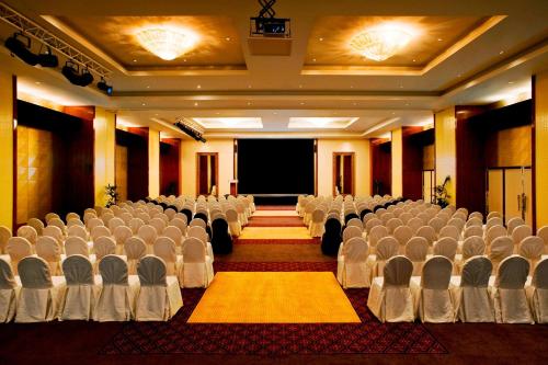 Der Geschäftsbereich oder Konferenzraum in der Unterkunft Le Meridien Al Aqah Beach Resort