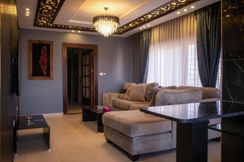 アンマンにあるAlghalayieny Modern Apartmentsのソファとテーブルのあるリビングルーム