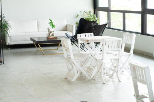 a living room with a white table and chairs at Hotel NG in Ameca