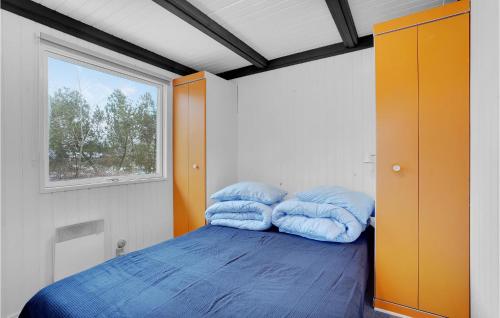 Una cama o camas en una habitación de Beautiful Home In Ørsted With Kitchen
