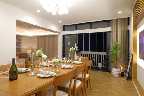 a large dining room with a table and chairs at 国際通りまで車で5分 那覇空港まで車で8分 最大15名 As bld in Makishimachi