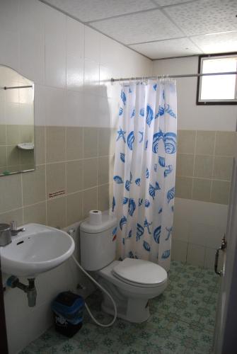 a bathroom with a toilet and a sink at Baan Lotus Guest House in Phra Nakhon Si Ayutthaya