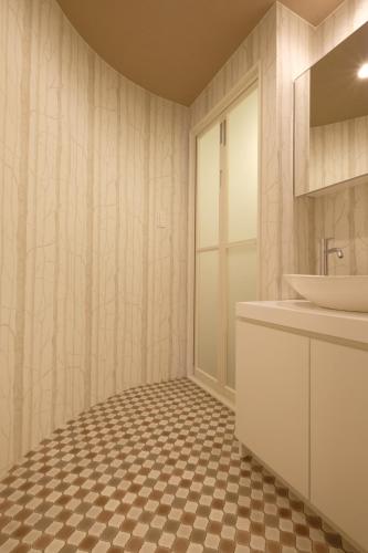 a bathroom with a sink and a mirror at 国際通りまで車で5分 那覇空港まで車で8分 最大15名 As bld in Makishimachi