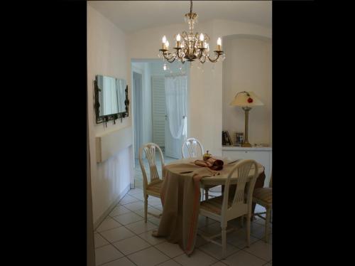 a dining room with a table and chairs and a chandelier at Apartment Hermine in Görlitz