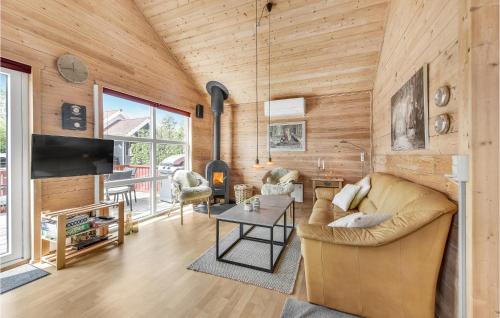 ein Wohnzimmer mit Sofa und Tisch in der Unterkunft 2 Bedroom Nice Home In Hemmet in Hemmet