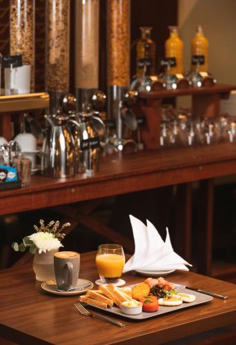 アーミデールにあるTattersalls Hotelのテーブル(2皿分の食べ物とオレンジジュース付)